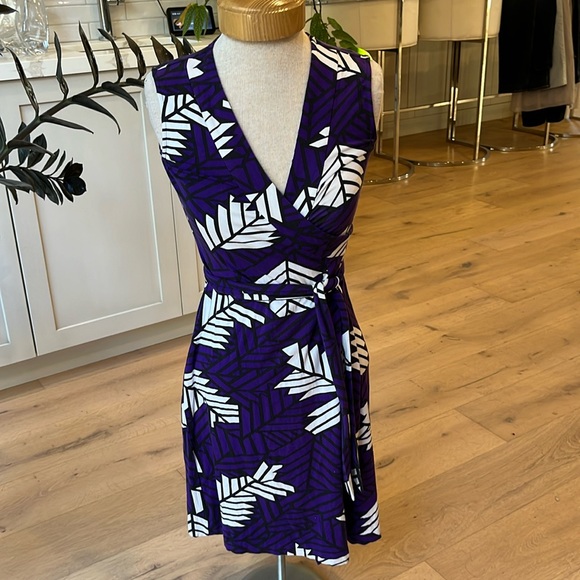 VGUC Diane Von Furstenberg sleeveless purple black and white wrap dress - Picture 2 of 12